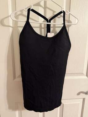 CRZ YOGA Seamless Ribbed Racerback Sports Tank Top with Built-in Bra. Size Mediu